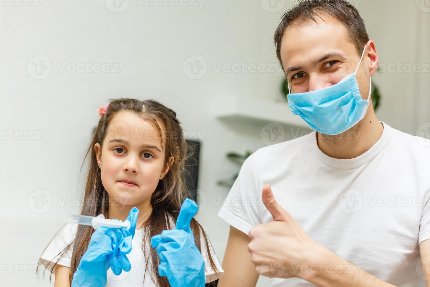 adorabile poco ragazza e sua padre o medico nel medico maschera di il finestra a casa o Ospedale. . quarantena. coronavirus. epidemico. foto