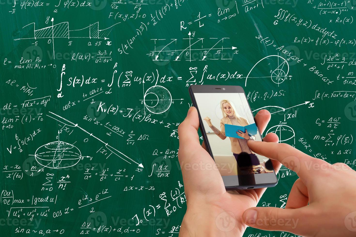 uomo video conferenza con telefono a casa. distanza formazione scolastica concetto. foto