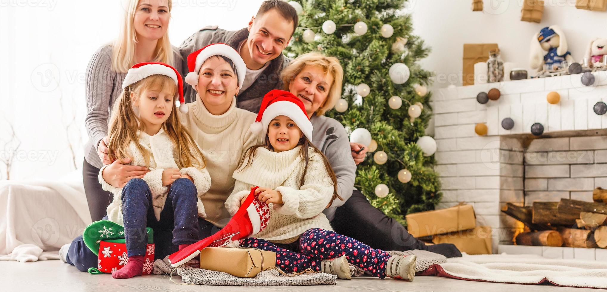 ritratto di amichevole famiglia su Natale sera foto