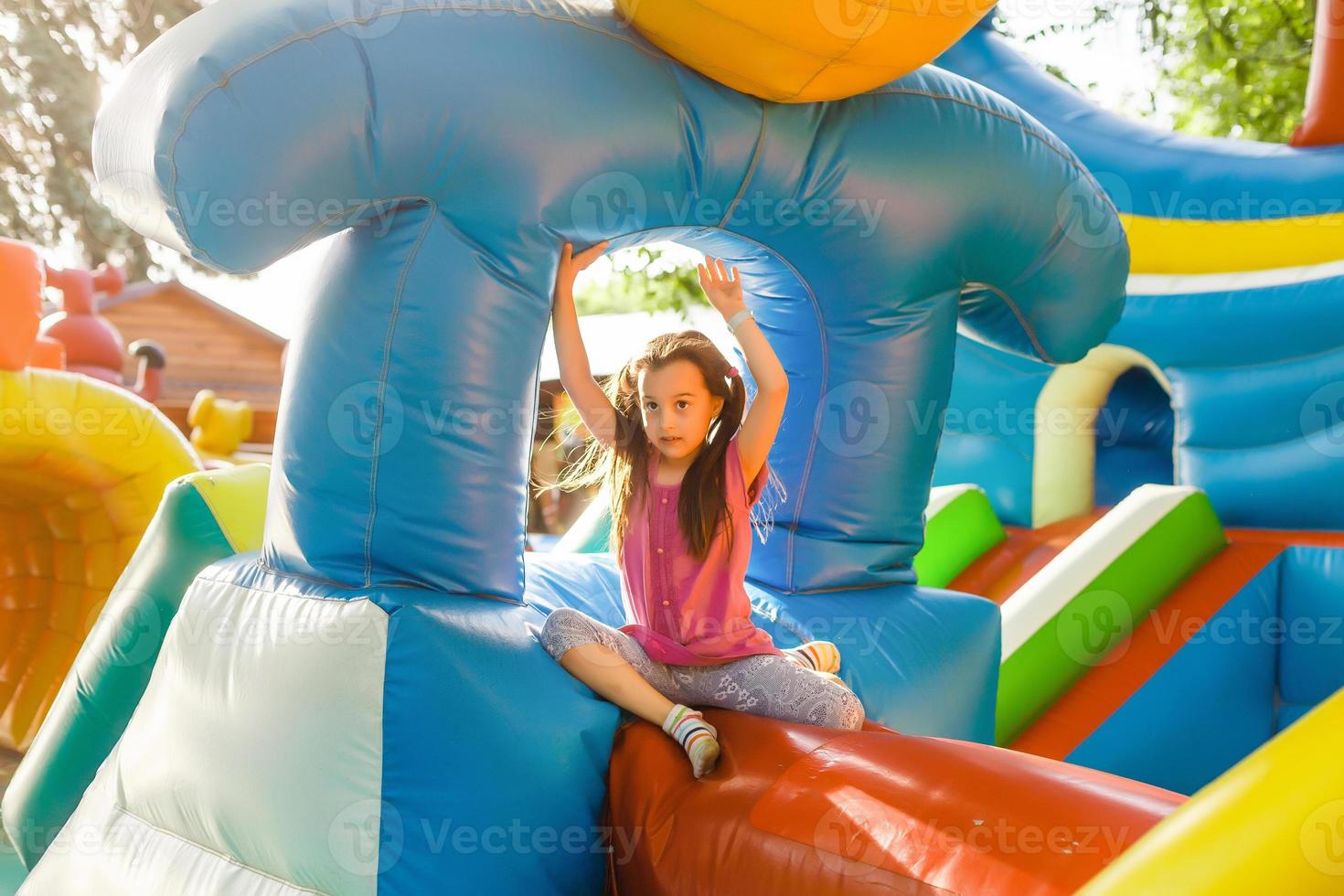 carino poco ragazza nel divertimento parco foto