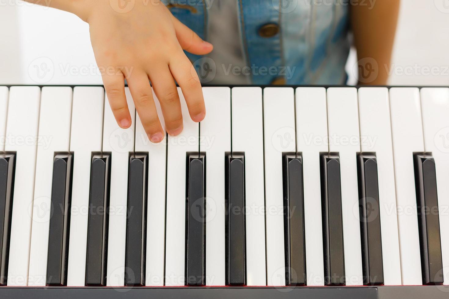 mani di ragazzo su pianoforte tastiera foto