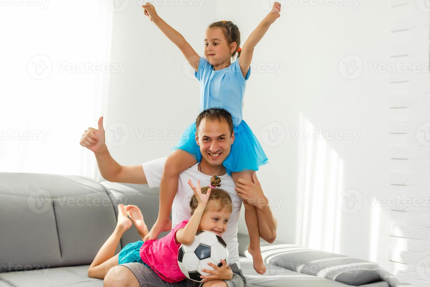 poco ragazze con calcio palla a casa foto