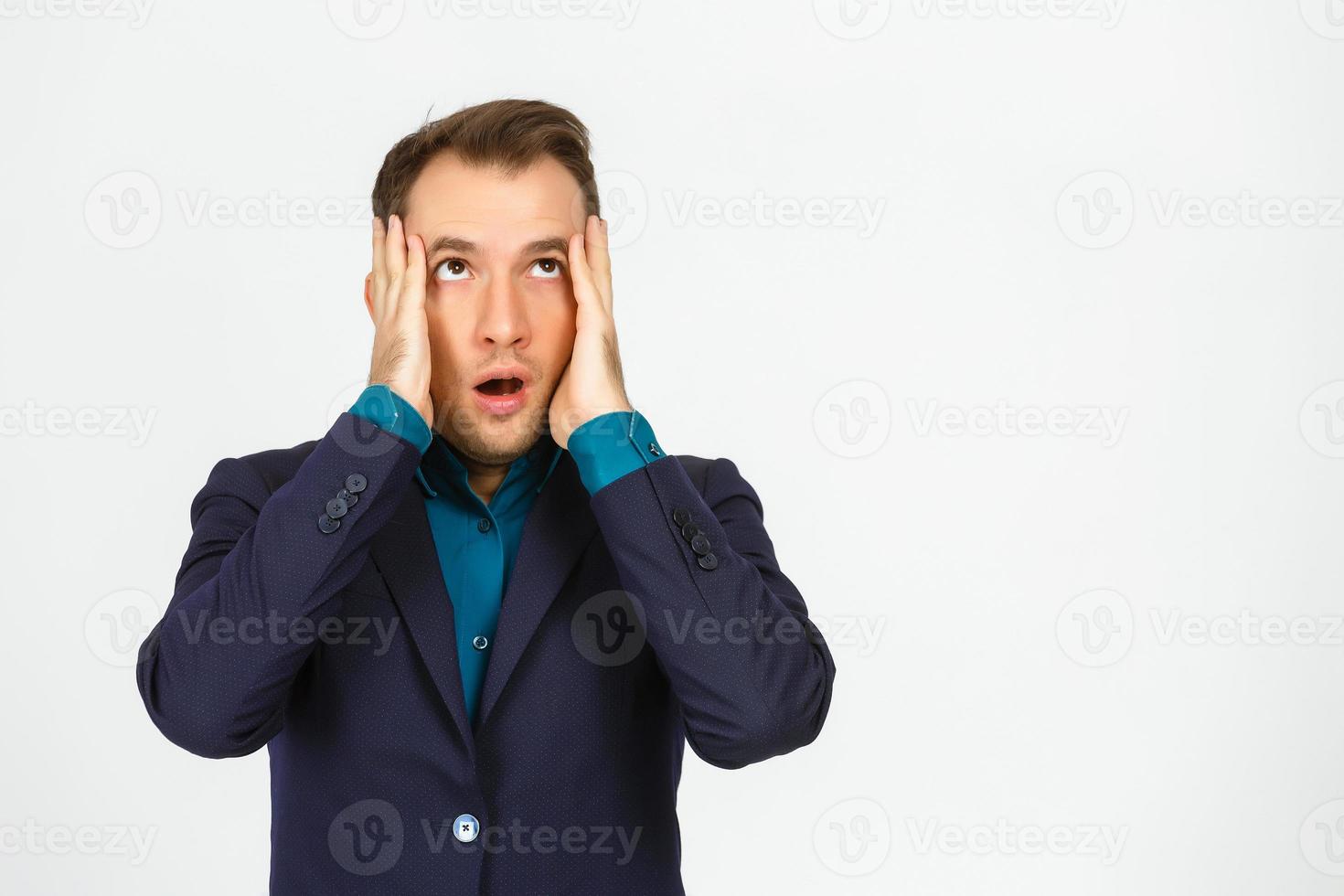 creativo Immagine di attraente maschio toccante il suo viso nel guaio foto