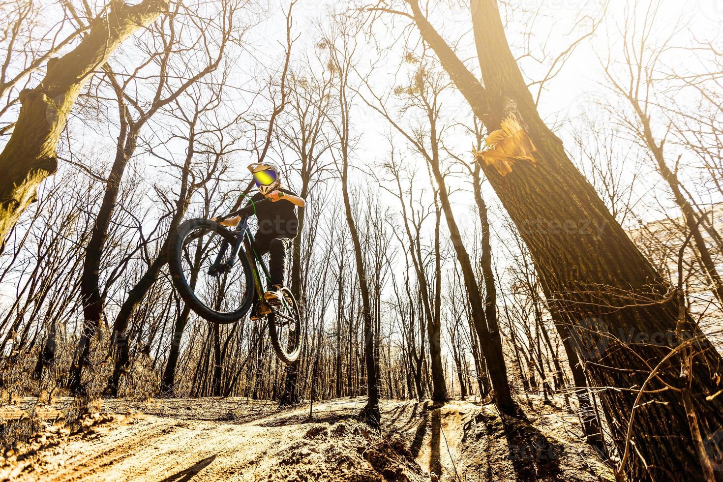 discesa Ciclismo. uomo alto saltare su un' montagna bicicletta. estremo sport. foto