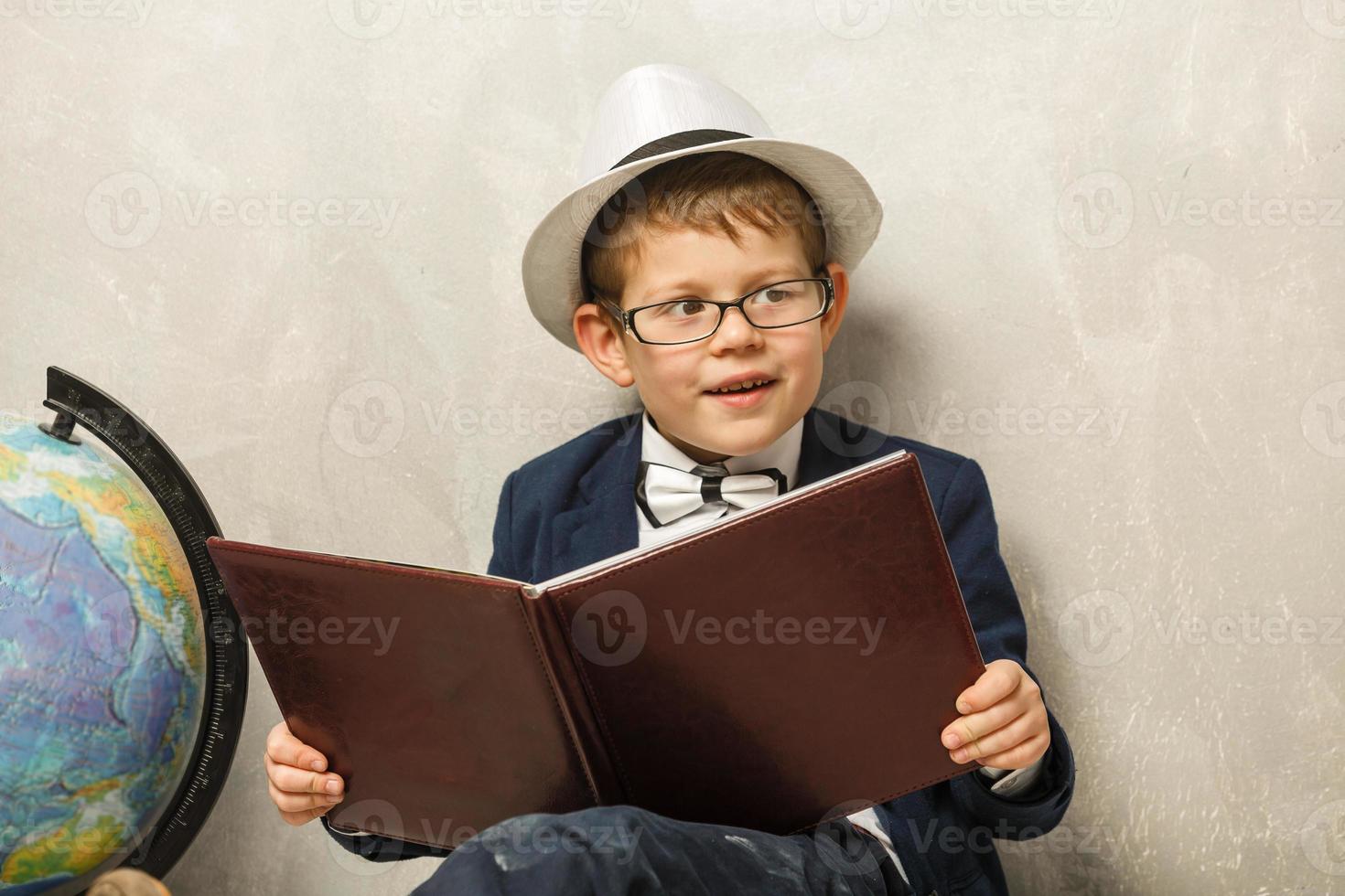 eccitato ragazzo andando per scuola foto