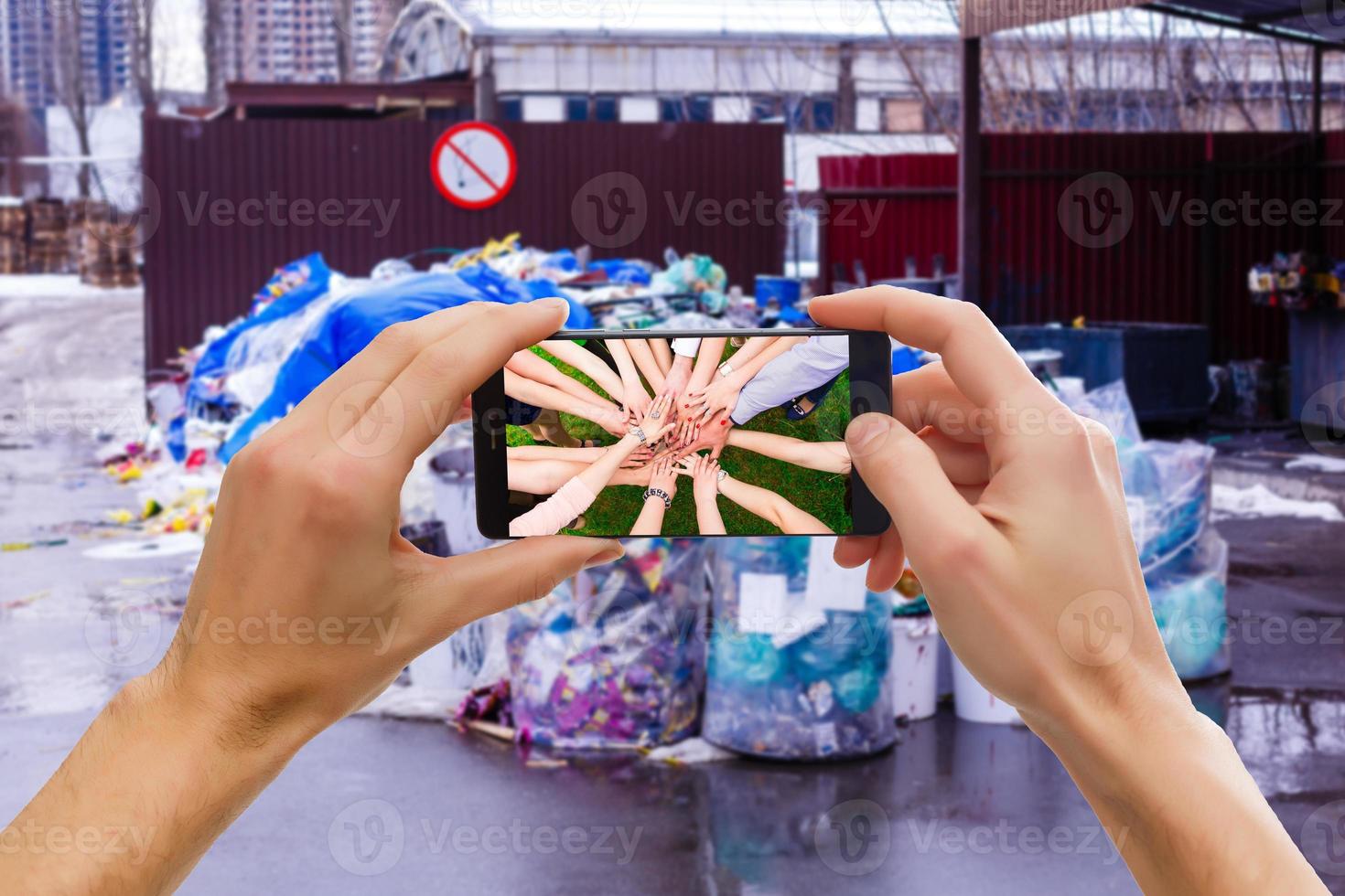 mano con smartphone prendere un' foto per dozer nel il spazzatura discarica.