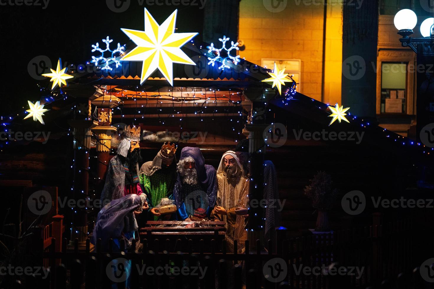 il scena dove il vergine Maria hanno dato nascita per Gesù e lui bugie nel il culla circondato di persone chi avere venire per celebrare il Natività di Cristo. foto