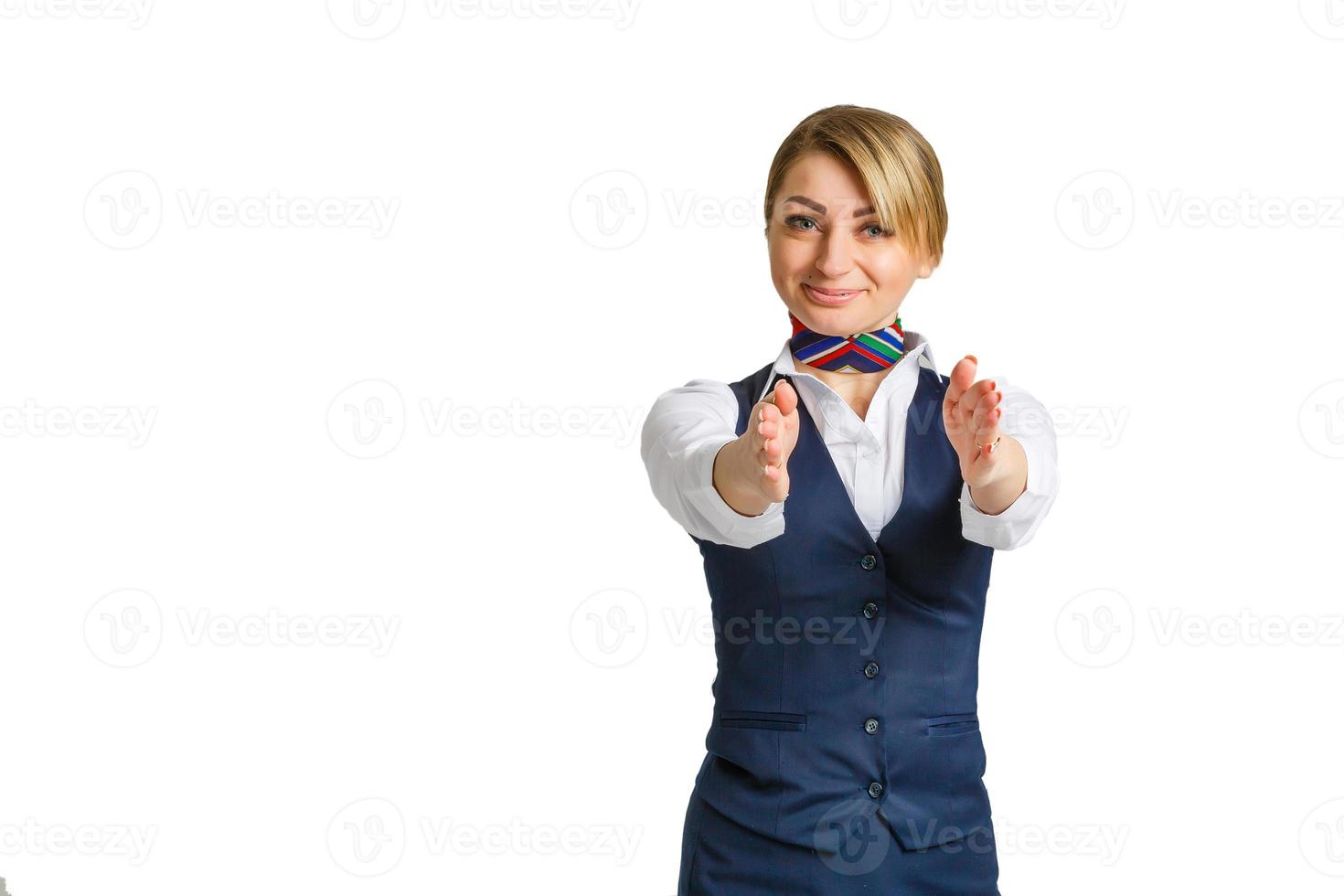 ritratto di affascinante hostess indossare nel blu uniforme. isolato su bianca sfondo foto