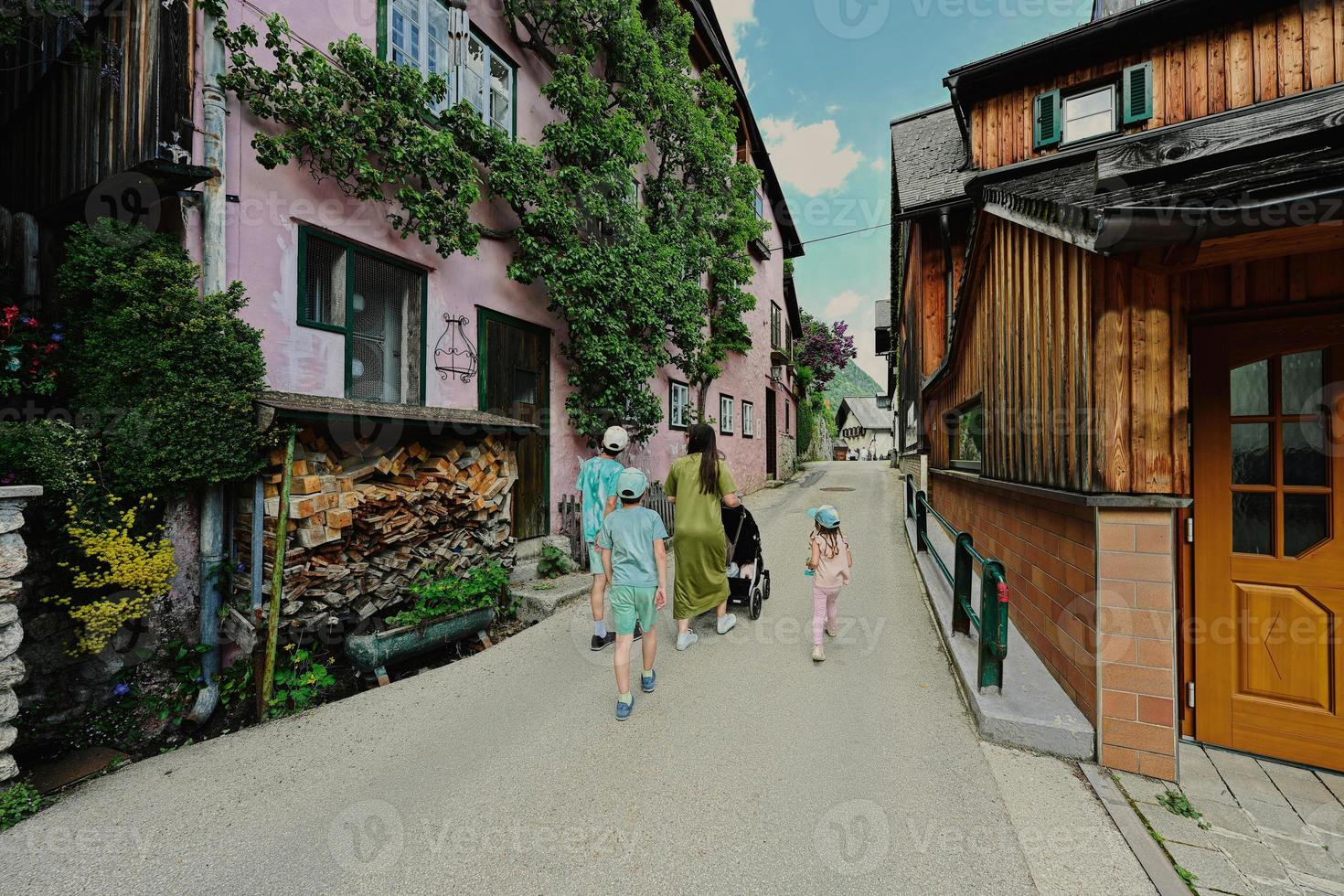 madre con bambino carrozza e bambini a piedi nel Hallstatt, Austria. foto