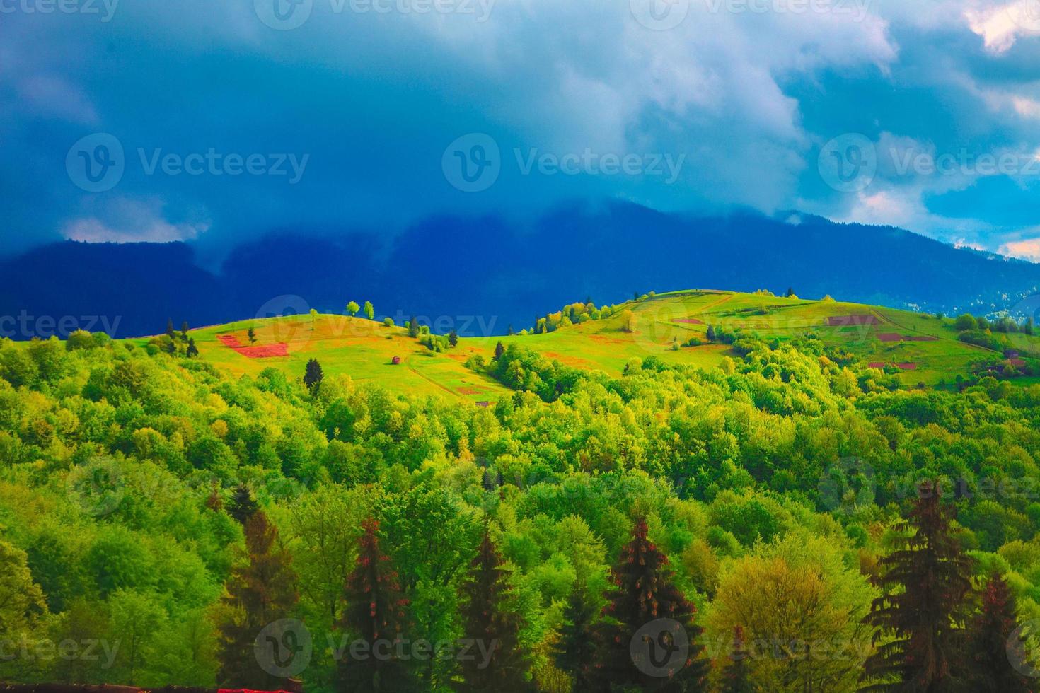 montagne paesaggio con verde colline foto