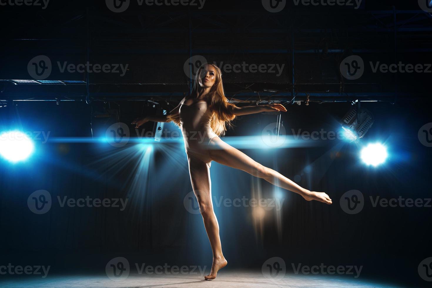 carino giovane bionda ballerina danza su palcoscenico foto