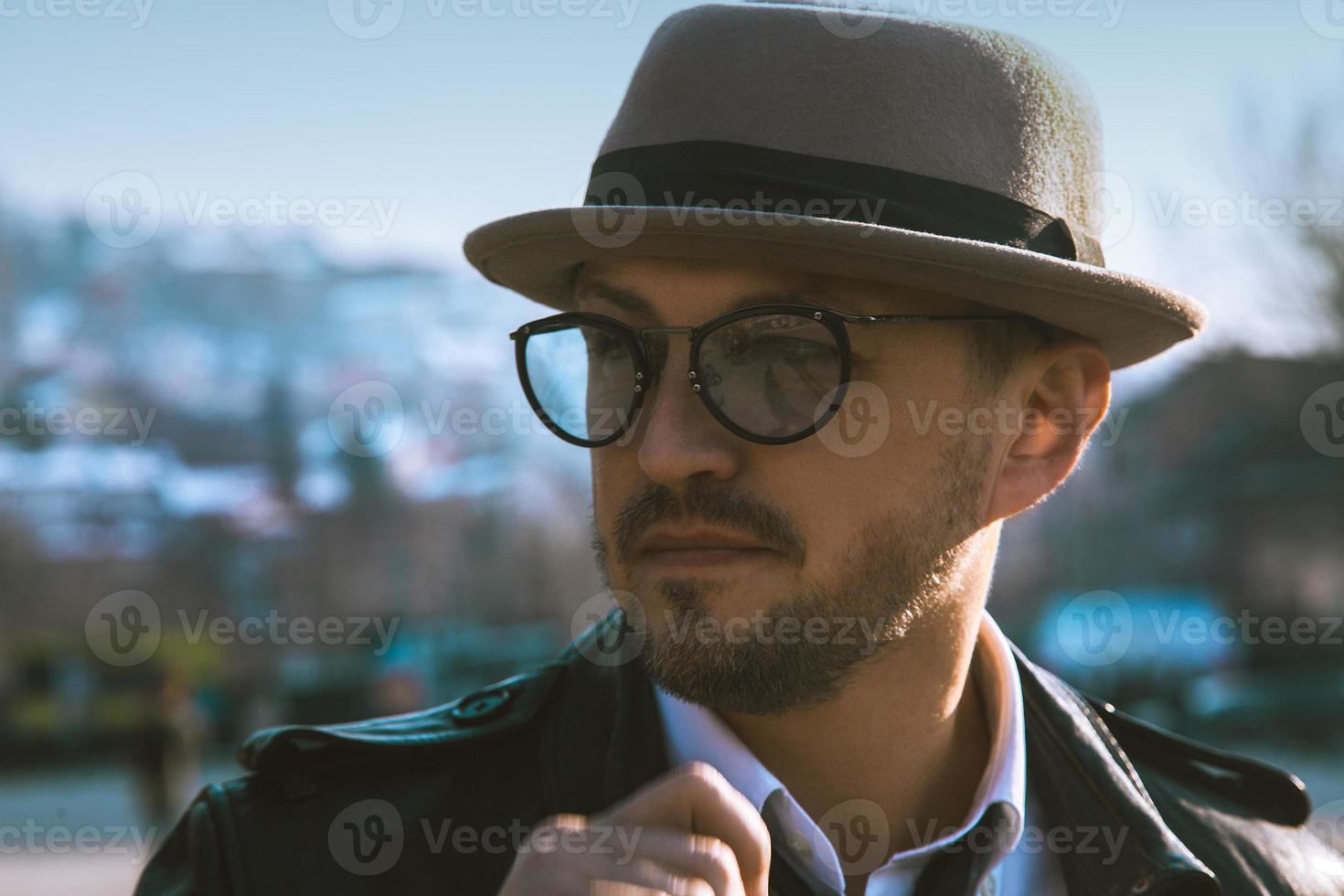 fascino ritratto di bellezza uomo nel cappello e bicchieri guardare lontano all'aperto foto