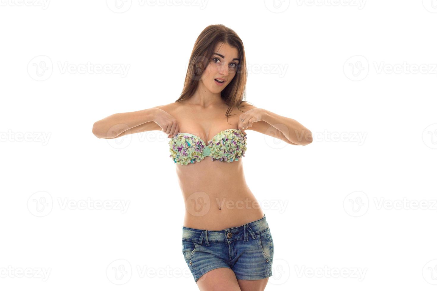 bello sottile brunetta donna nel costume da bagno in posa isolato su bianca sfondo foto