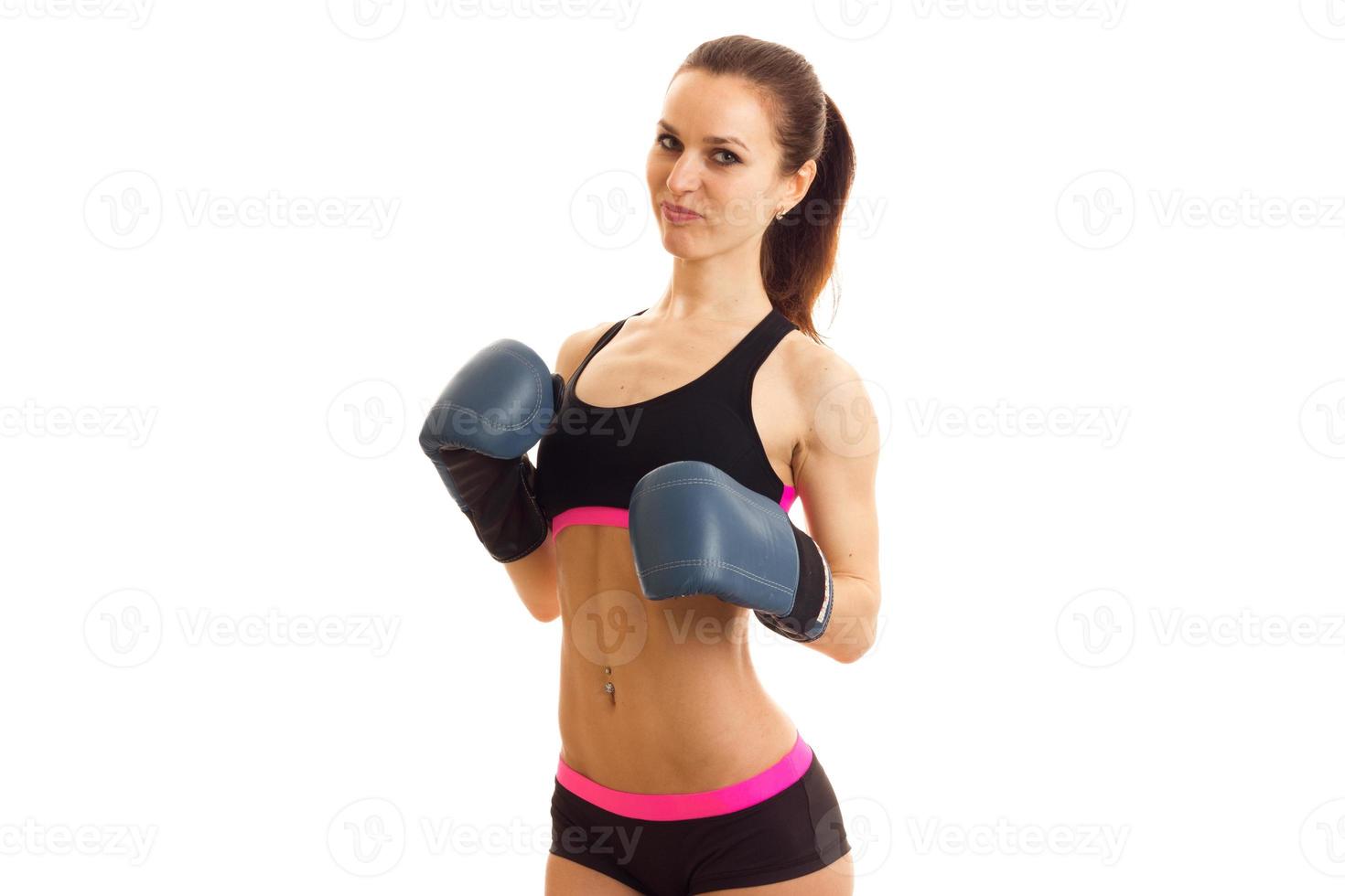 ragazza nel nero superiore pose su Camera nel boxe guanti foto