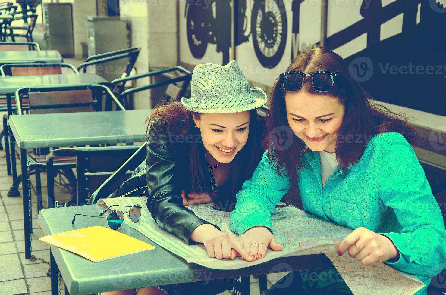 Due donne seduta a un' tavolo su il strada foto