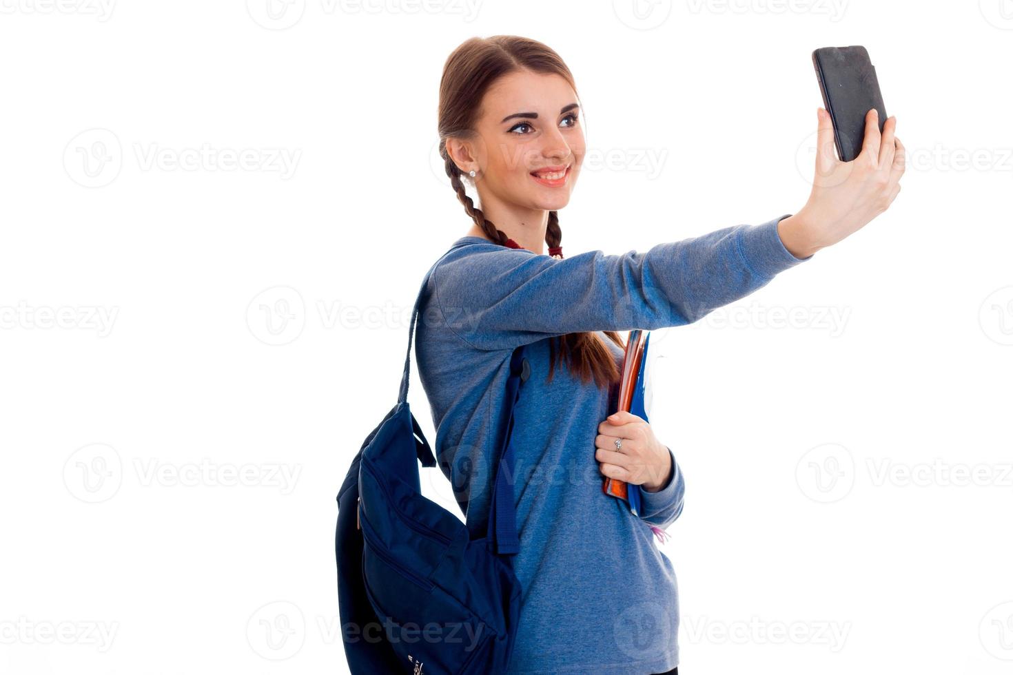 giovane ragazza-adolescente con un' portafoglio su il tuo spalla fa il selfi Telefono foto