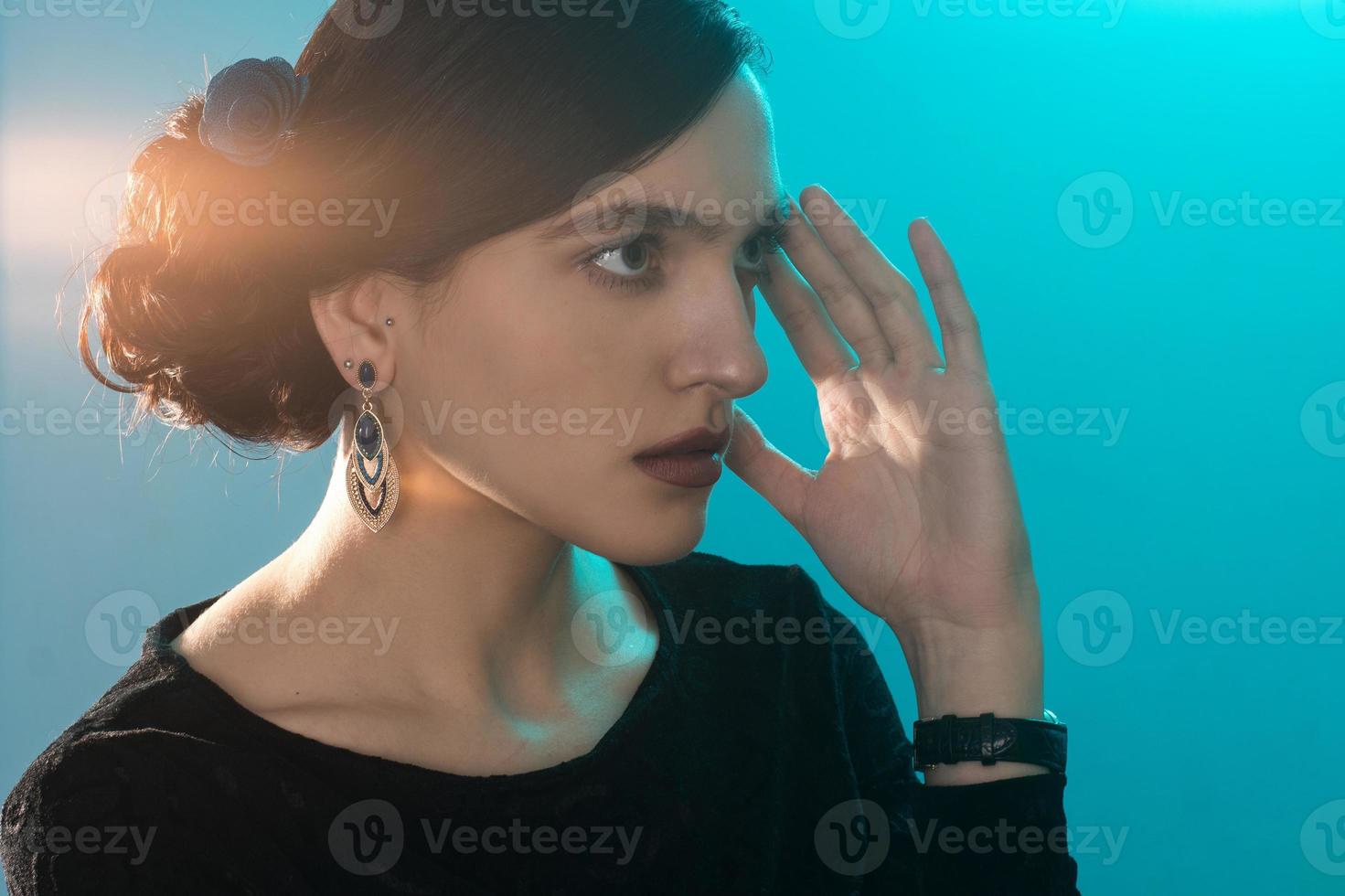 bellezza giovane ragazza con corto capelli nel studio foto