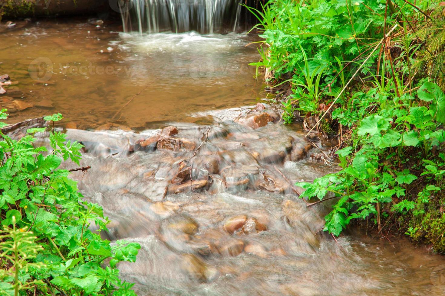 piccolo fiume cascata di pietre foto