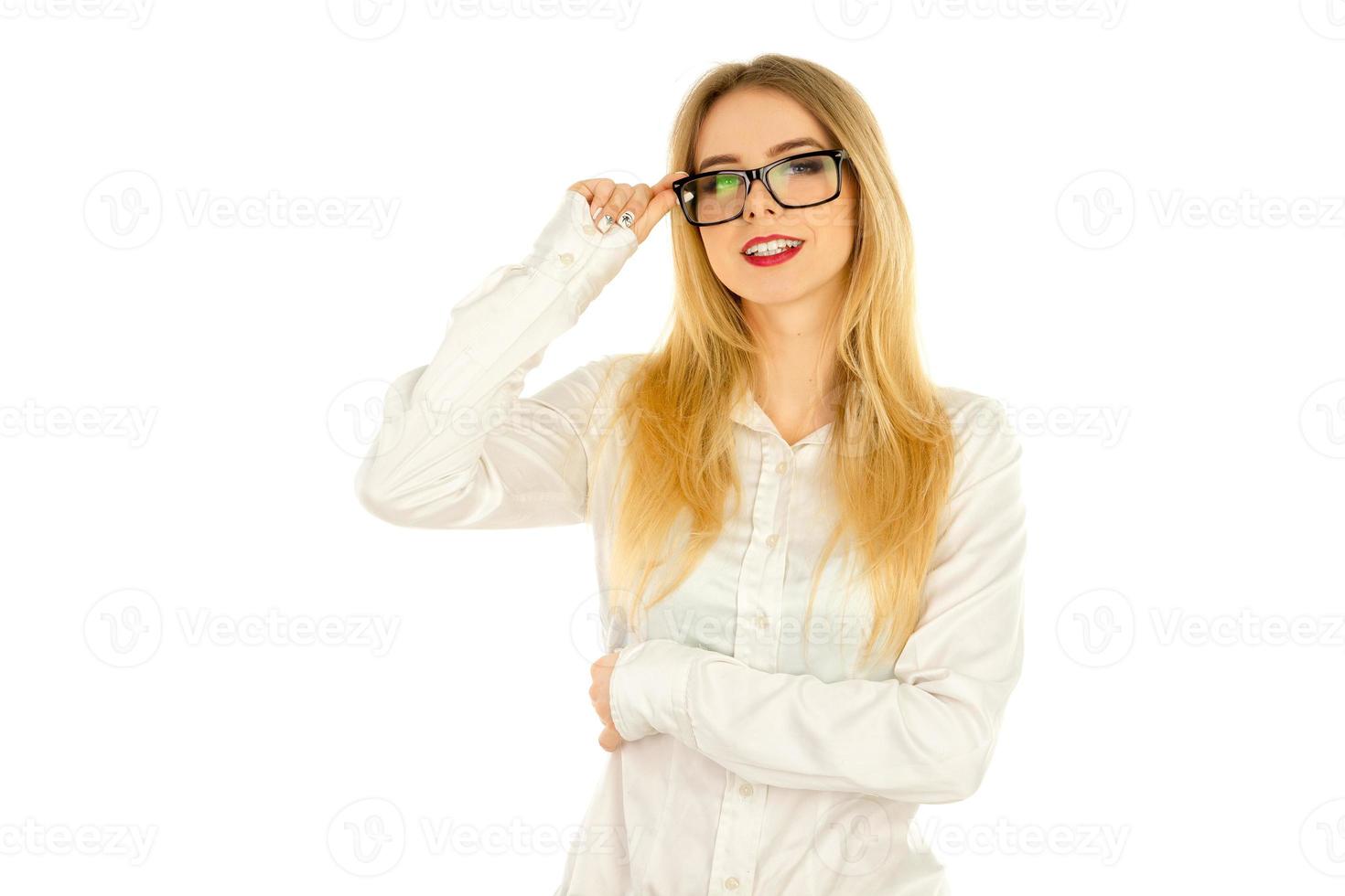 donna nel bicchieri e camicia sorridente foto