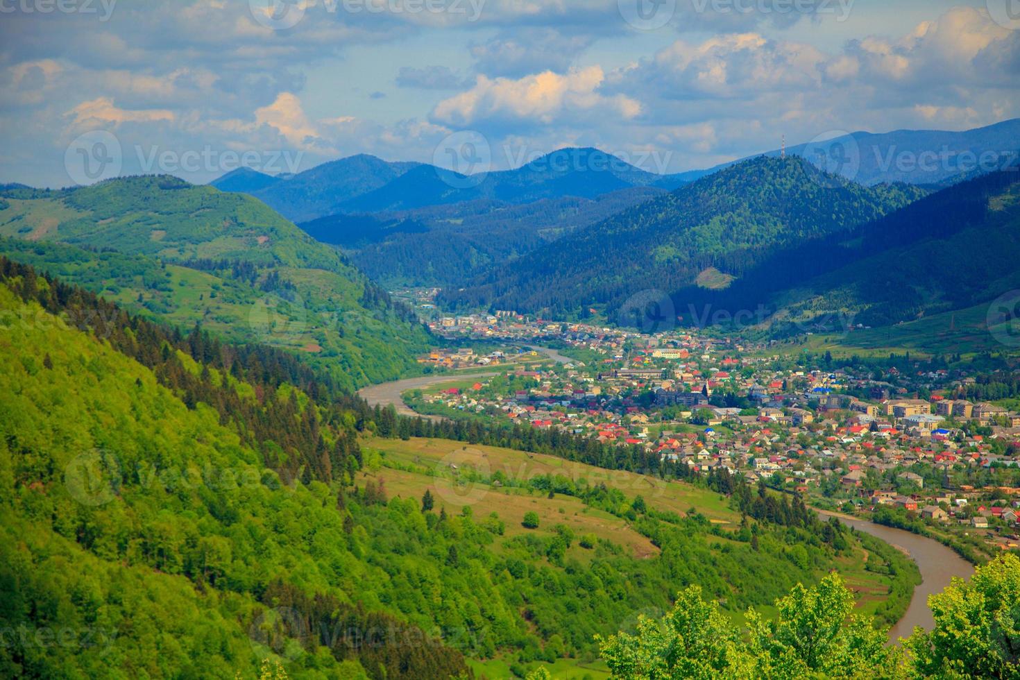 villaggio e fiume nel il montagne foto