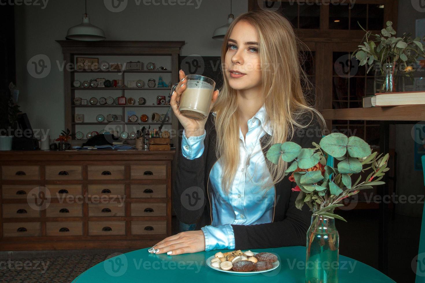 bellissimo bionda con tazza di caffè foto