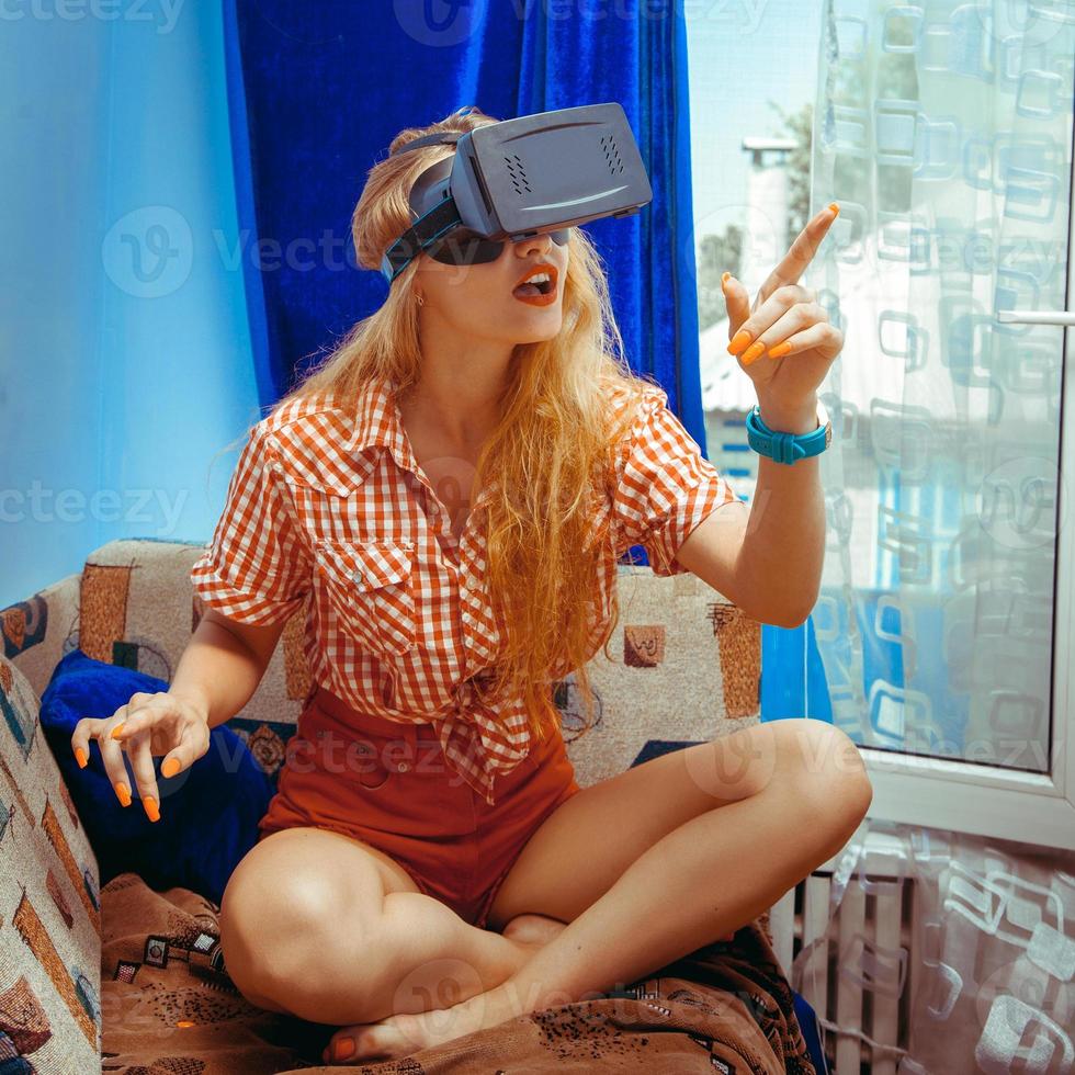 ragazza nel virtuale la realtà casco foto