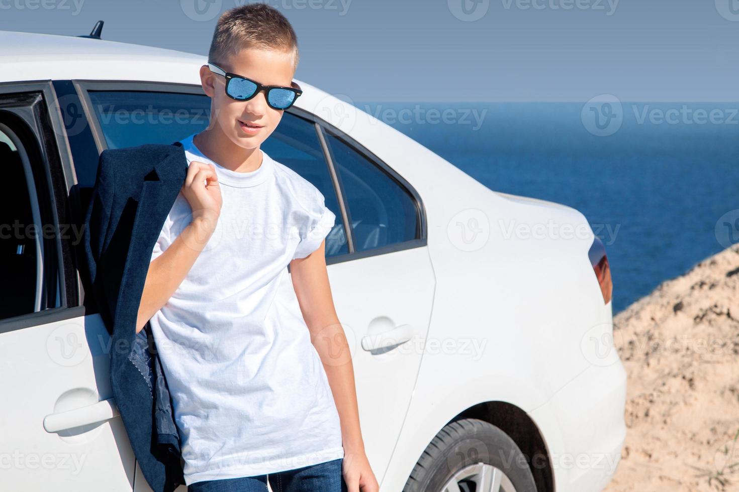 ragazzo nel occhiali da sole guardare a il telecamera foto