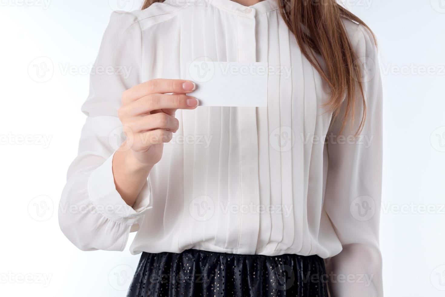 ragazza detiene prima bianca carta foglia avvicinamento foto