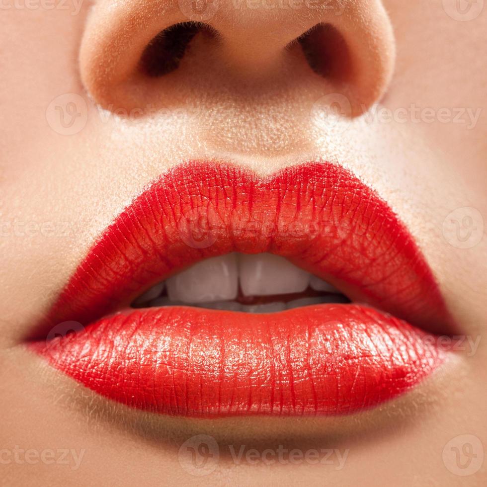 macro foto di bellissimo donna labbra con rosso rossetto