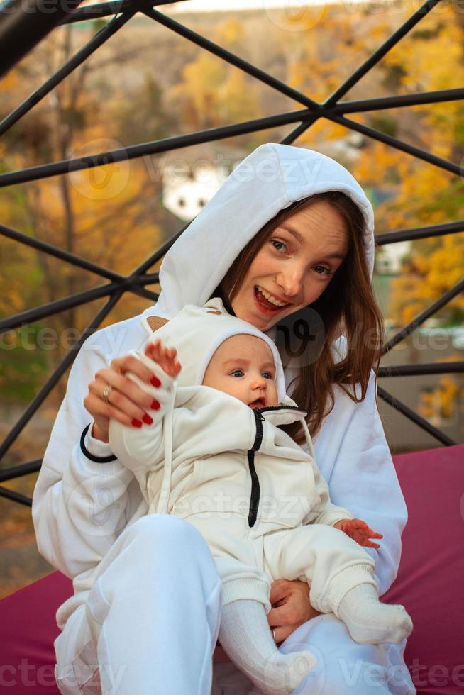 bellissimo giovane mamma con bambino nel autunno foto