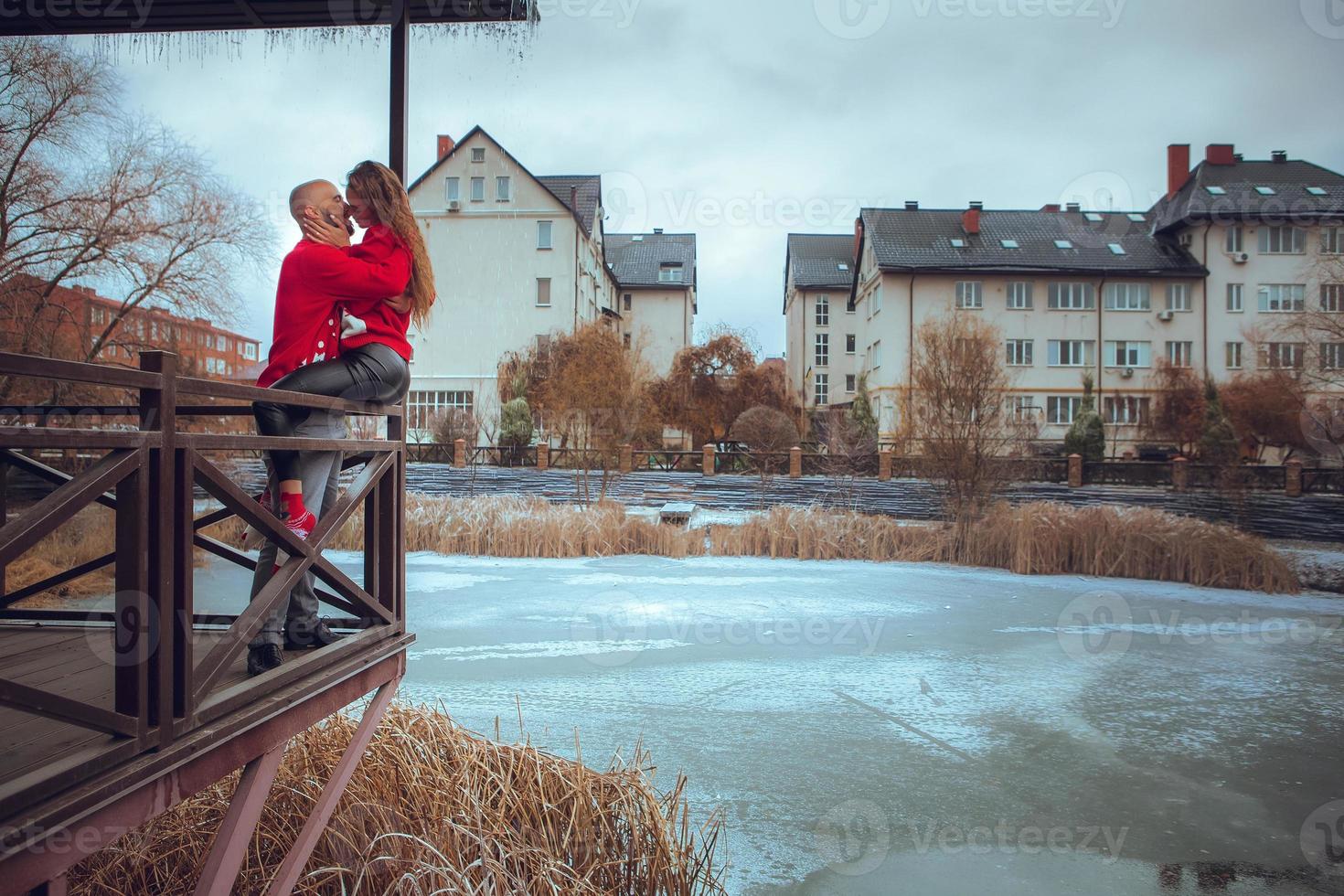 orizzontale foto di bellissimo coppia abbracci su un' balcone inverno volta. Natale umore