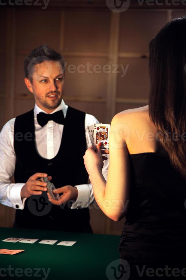 verticale foto di persone giocando poker