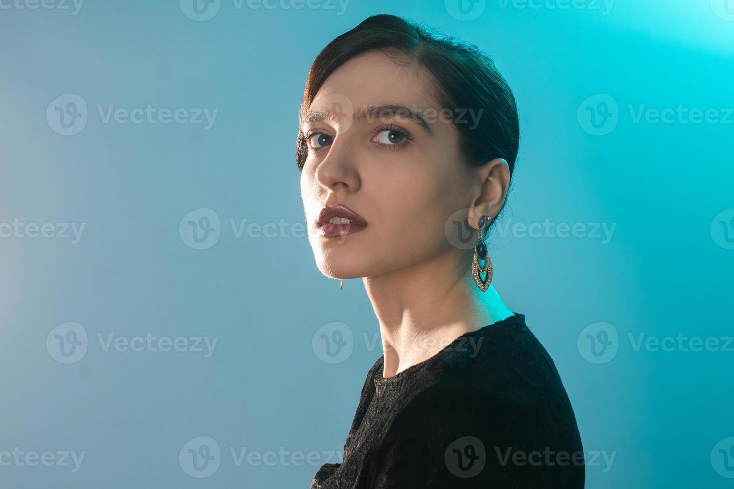 bellezza giovane ragazza con corto capelli nel studio foto