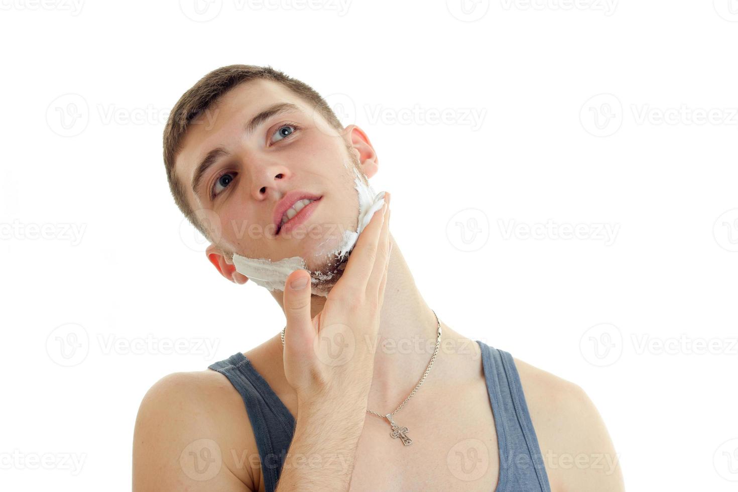 giovane uomo rasatura il suo barba foto