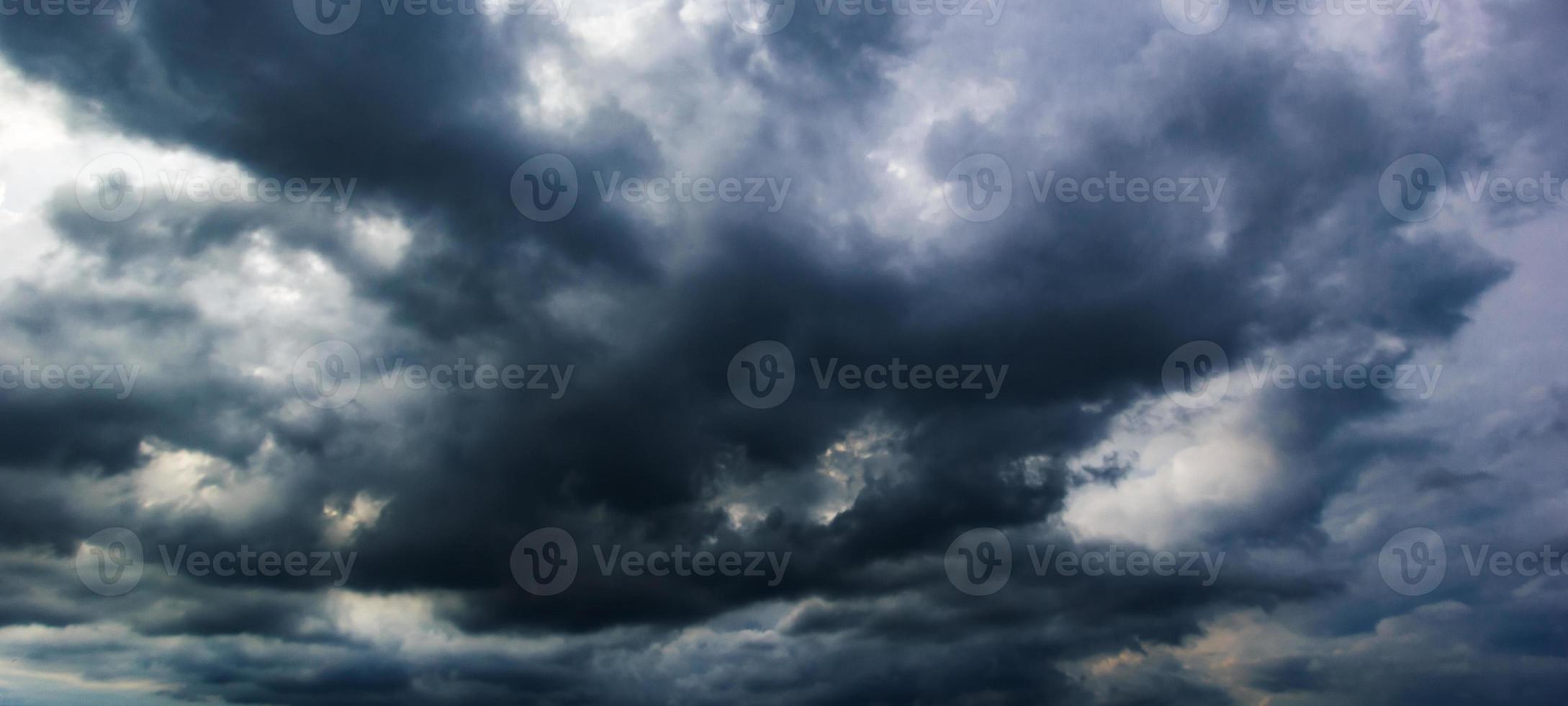 il buio cielo con pesante nuvole convergente e un' violento tempesta prima il pioggia.brutta o lunatico tempo metereologico cielo e ambiente. carbonio biossido emissioni, serra effetto, globale riscaldamento, clima modificare. foto