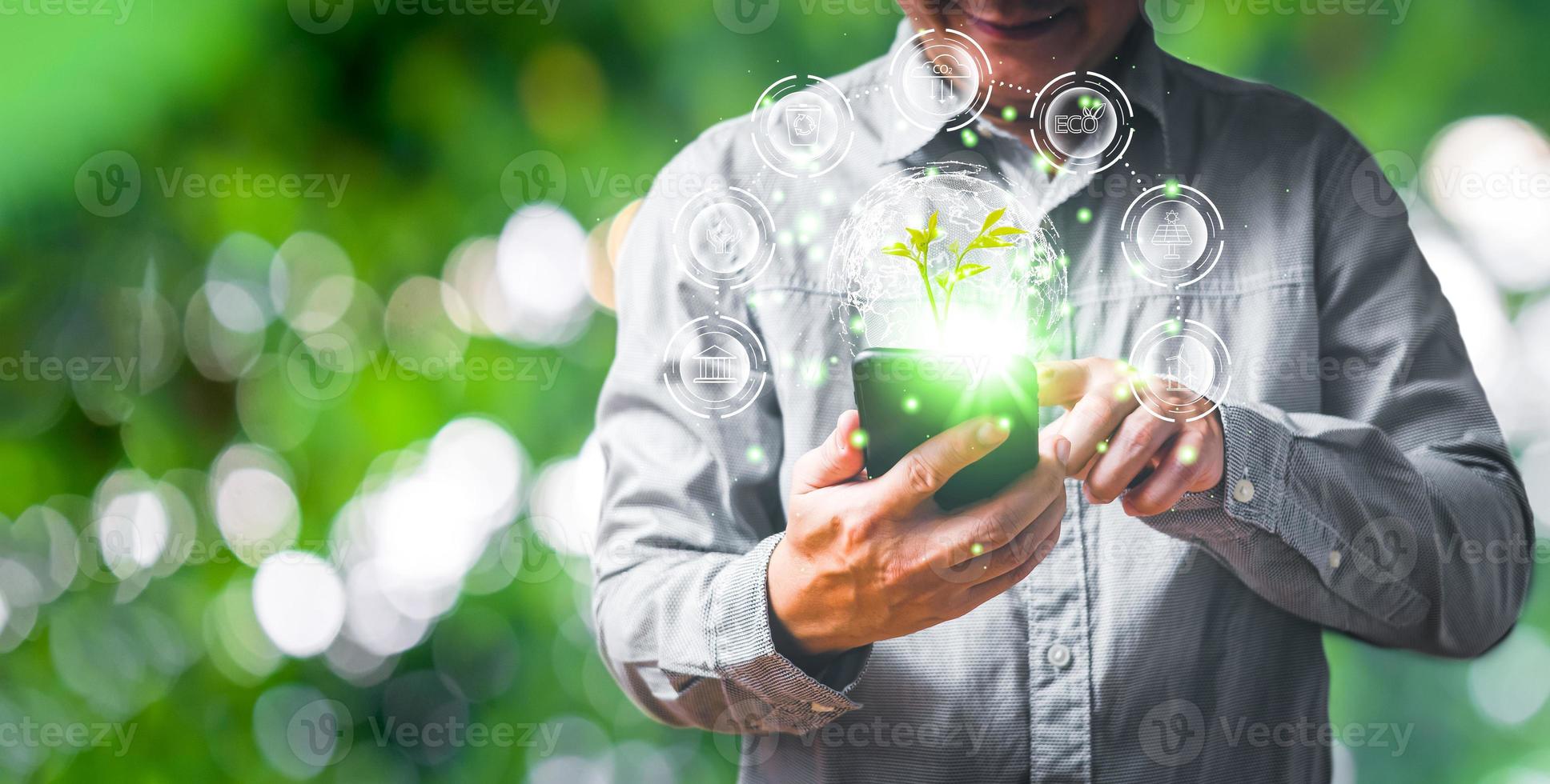 persona siamo uso inteligente Telefono per Salva energia, e ridurre globale riscaldante, sostenibile attività commerciale investimenti,carbonio credito, riduzione serra gas emissioni, es per ambiente sociale e governo foto