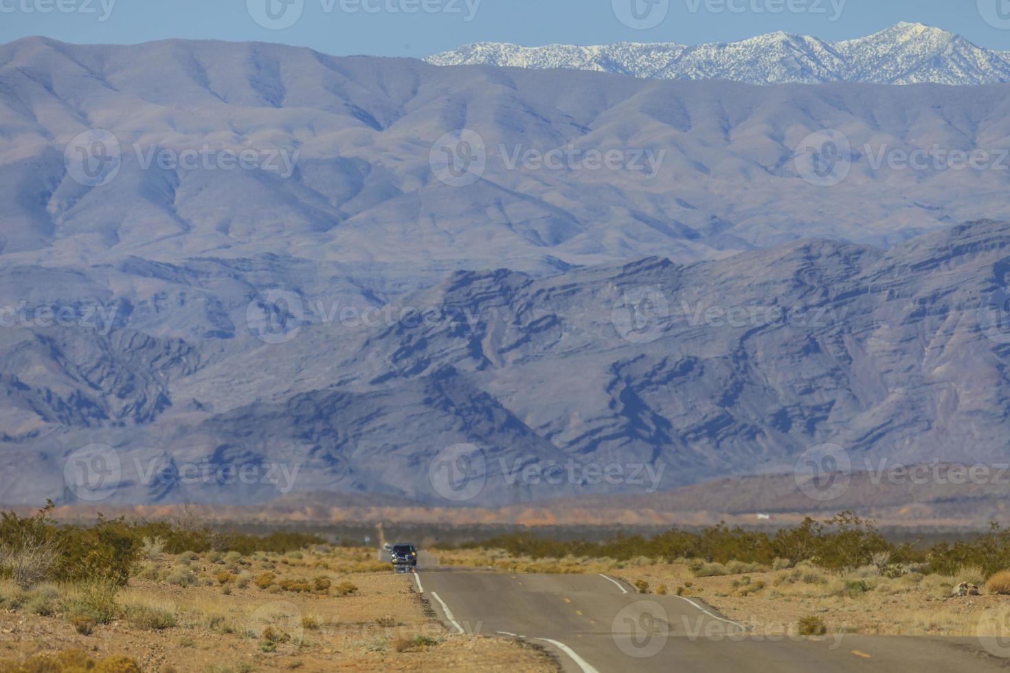 strada attraverso il Arizona deserto nel inverno foto