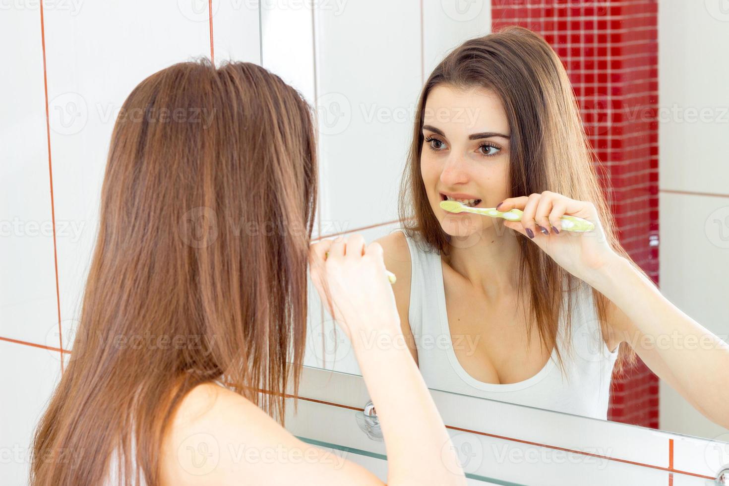 carino ragazza pulisce denti foto
