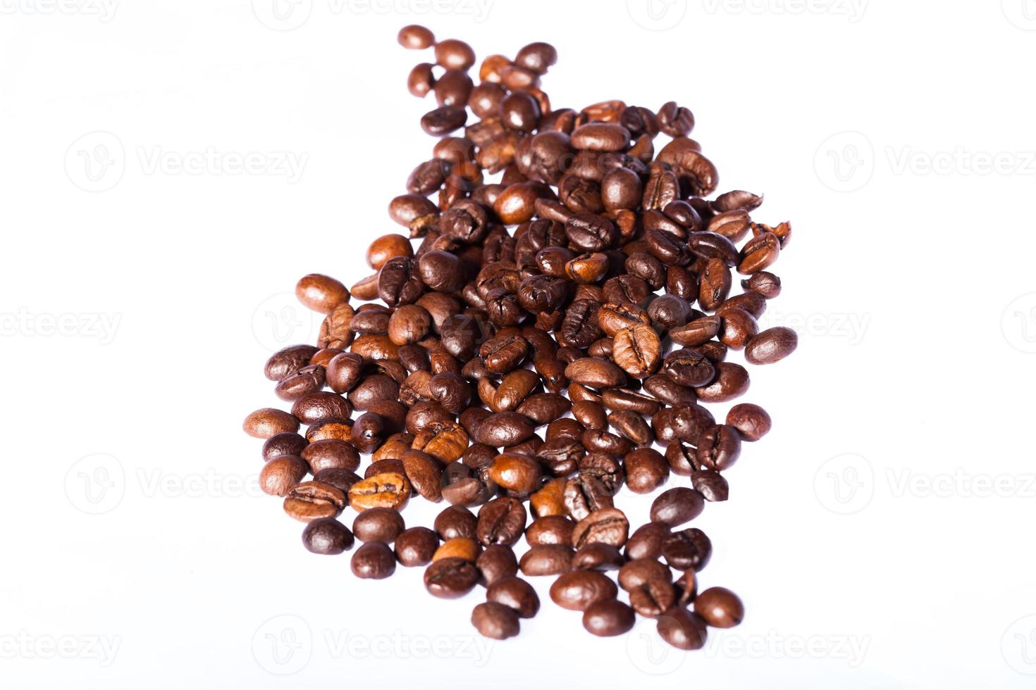 chicchi di caffè isolati su sfondo bianco foto