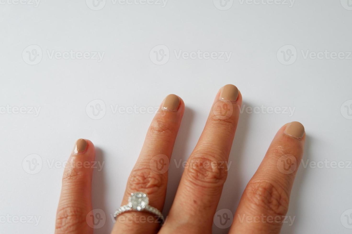 unghie con Marrone gel chiodo colore fatto a casa con secco dita foto