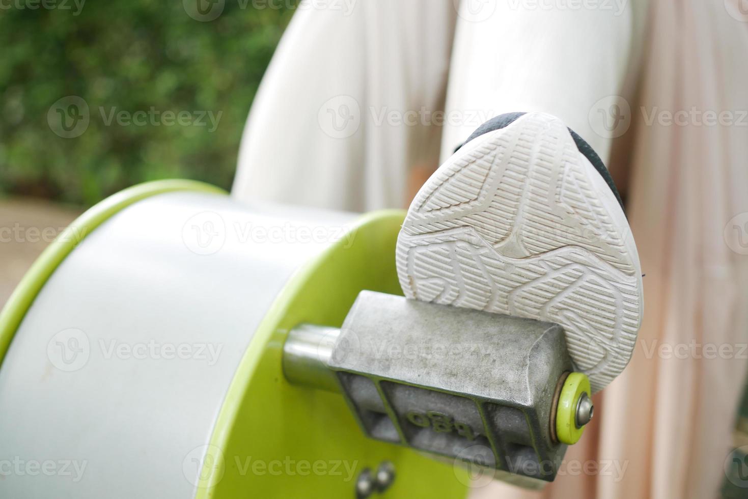 donne piedi mini bicicletta pedale esercizio all'aperto foto