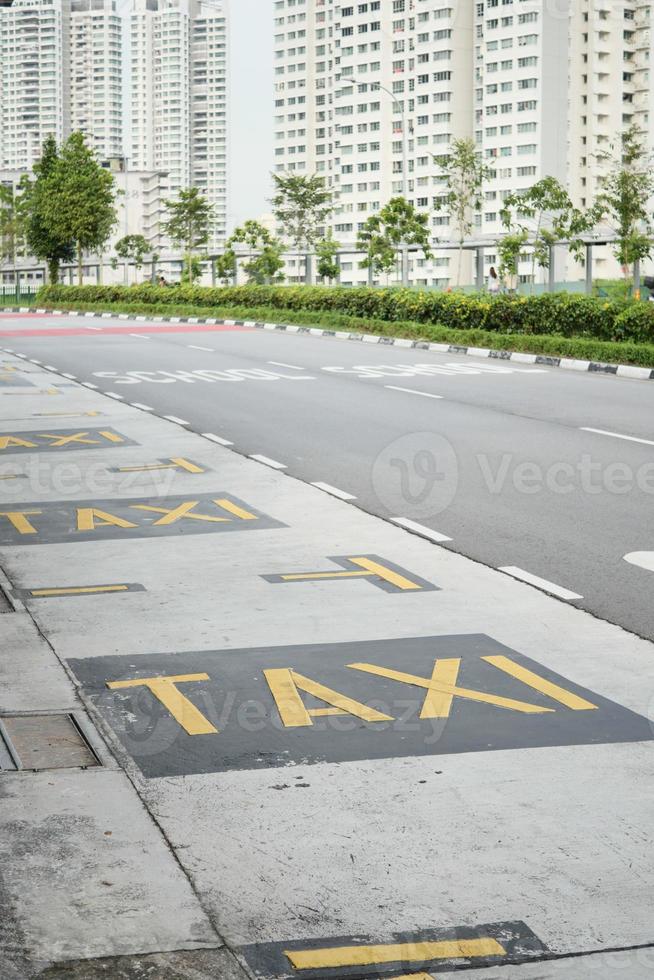 Taxi In piedi cartello su un' strada nel Singapore foto