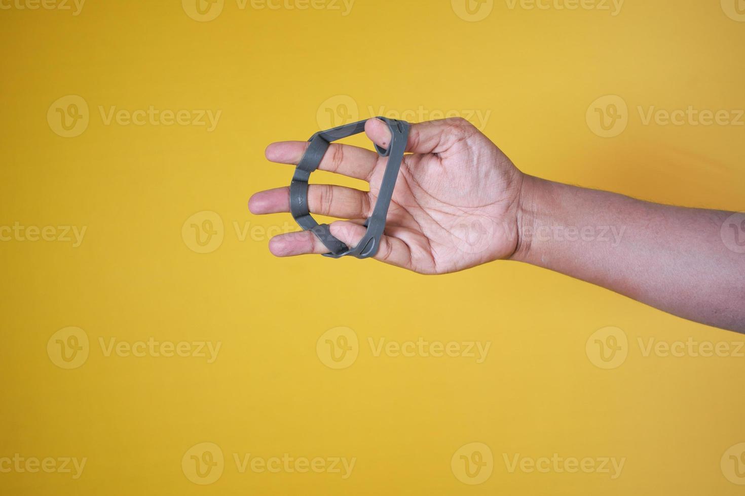 esercizio di mobilità della mano il dito e la mano sono sul tavolo foto