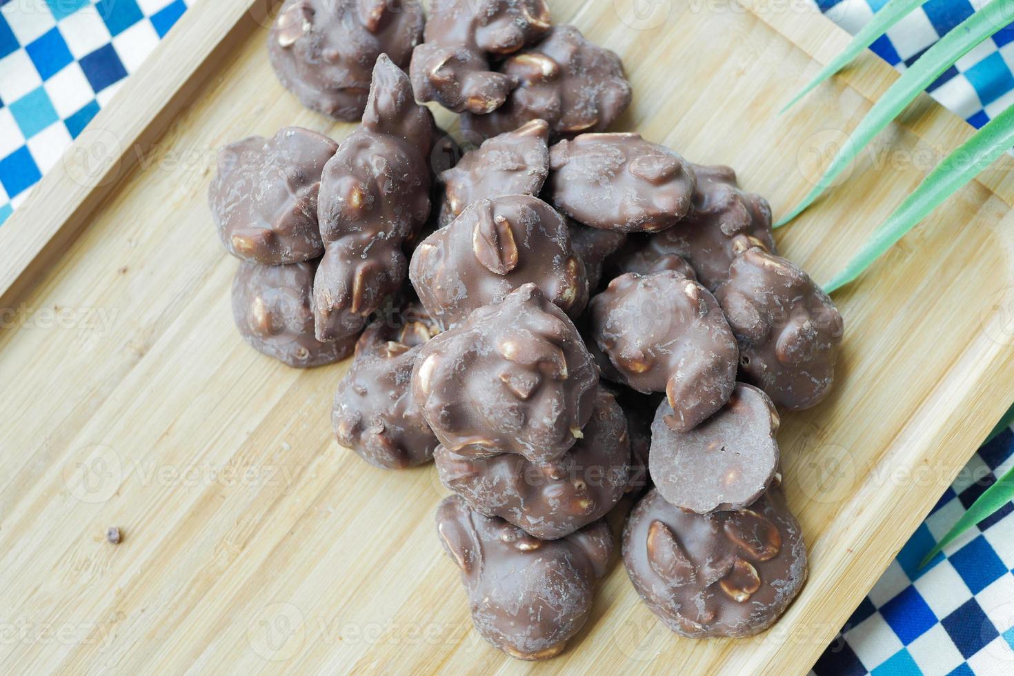 vicino su di arachide cioccolato caramella su tavolo foto