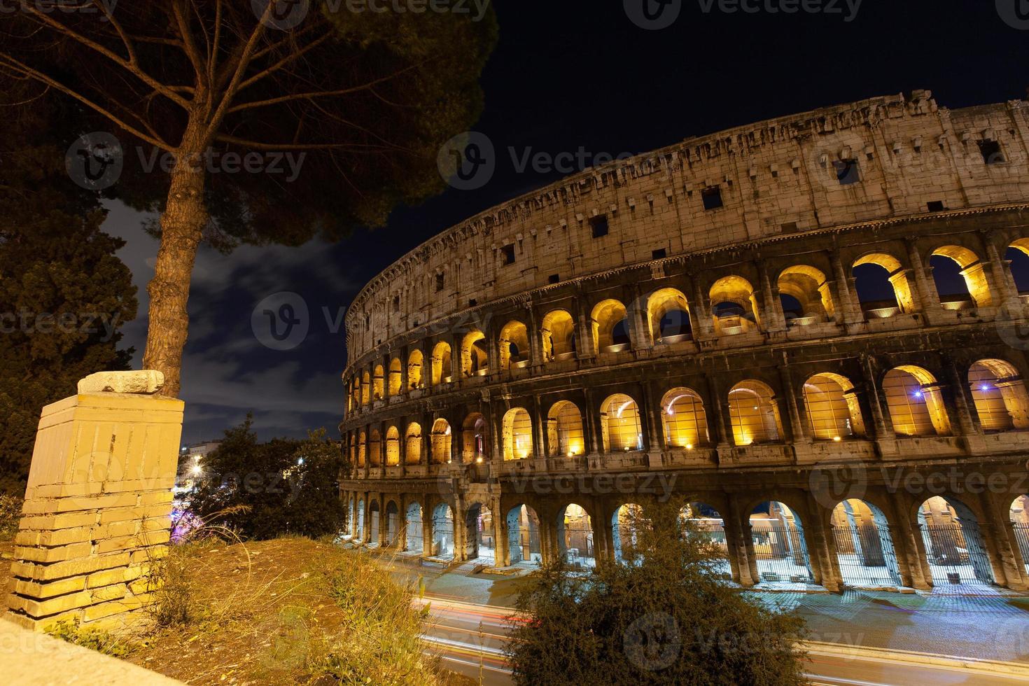 Roma, Italia, colosseo vecchio antico edificio Gladiatore battaglia a notte. foto