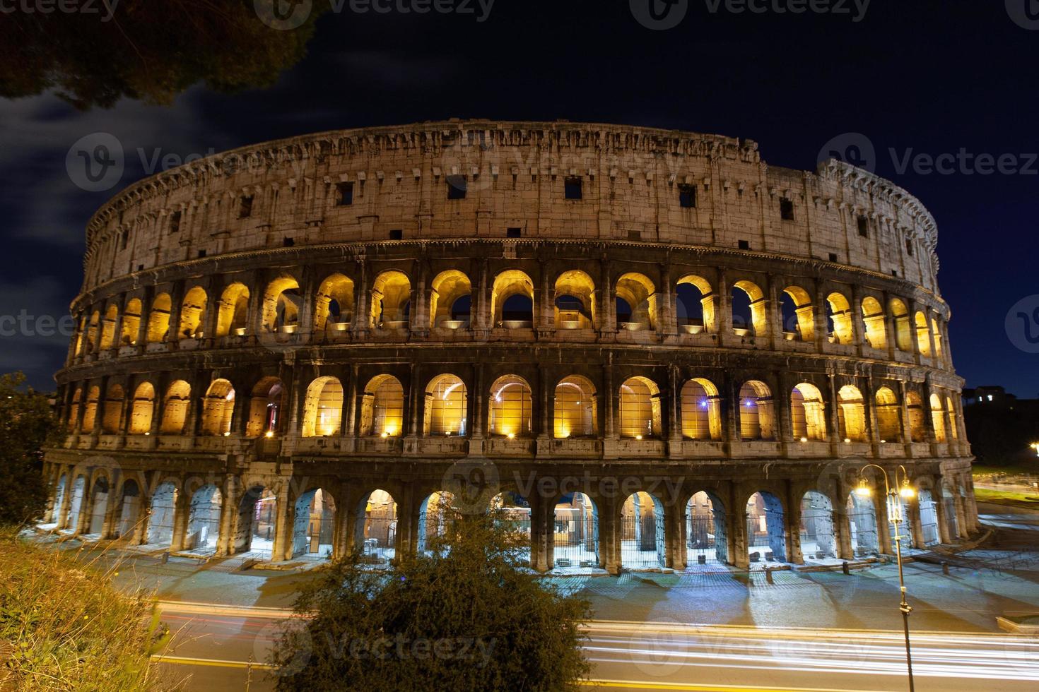 Roma, Italia, colosseo vecchio antico edificio Gladiatore battaglia a notte. foto