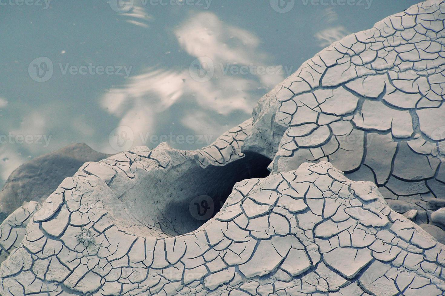 struttura di un' Cracked palude quello ha secco su vicino il acqua. foto