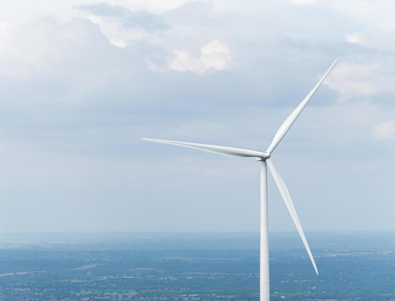 vento turbine su giallo cielo foto