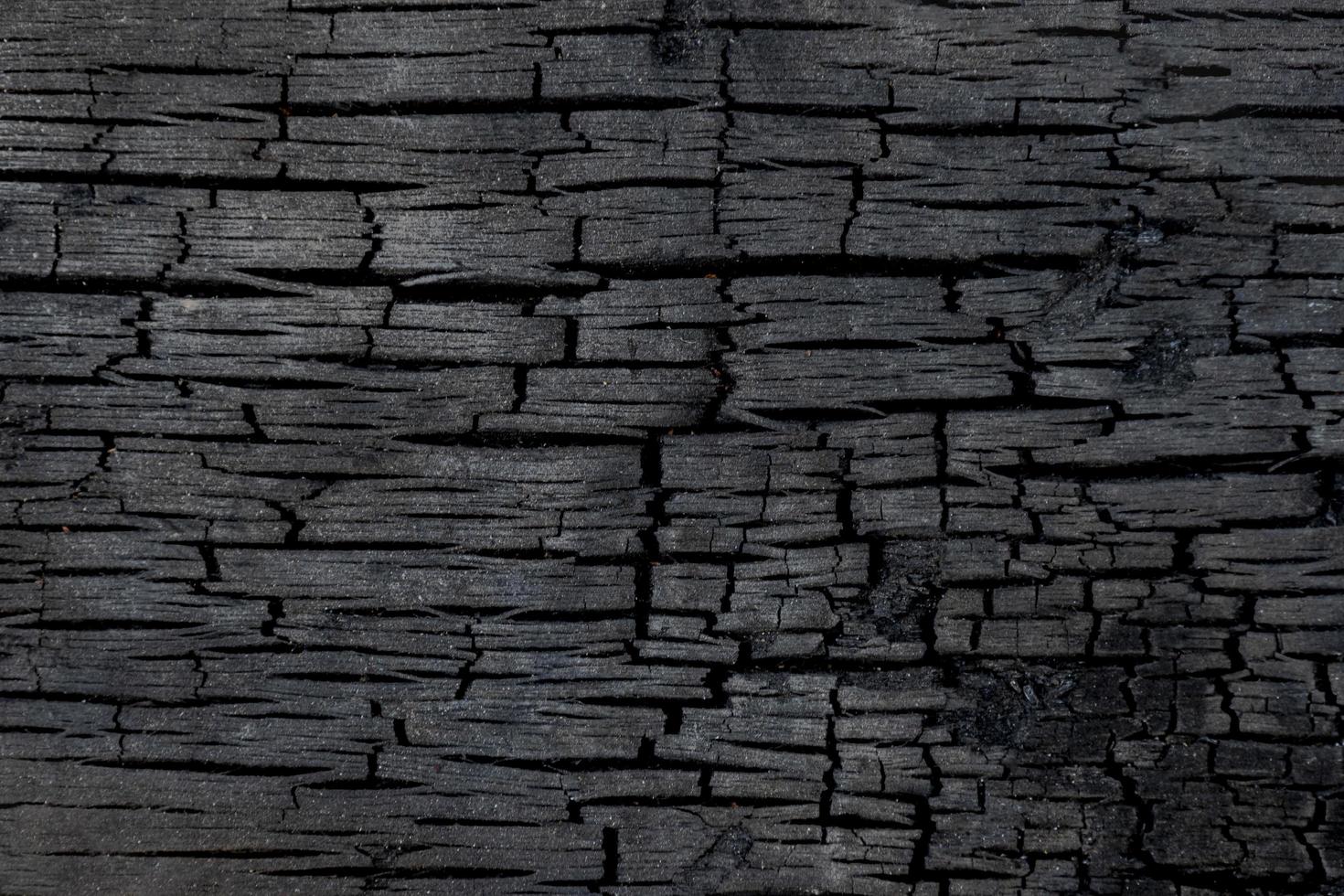 bruciato legna carbone struttura sfondo. nero bruciato legna superficie foto