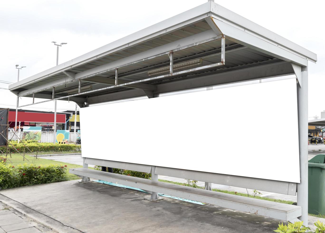 all'aperto tabellone con finto su bianca schermo su autobus fermare e ritaglio sentiero foto